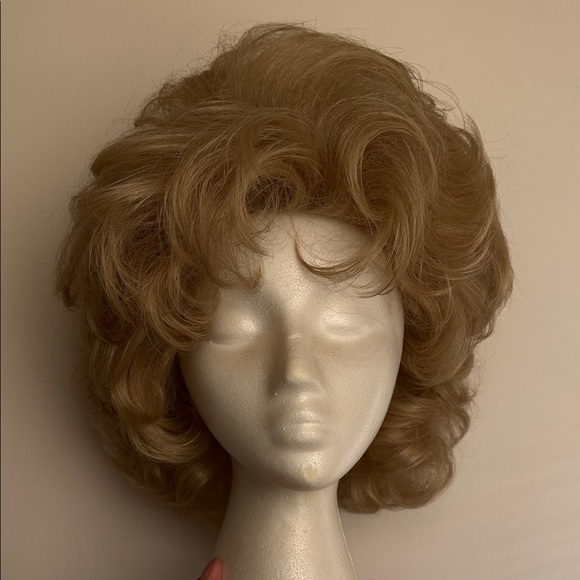 Voluminous Light Brown Women's Wig (6)